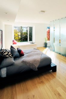 Γυάλινο χώρισμα ανάμεσα στο υπνοδωμάτιο και το μπάνιο