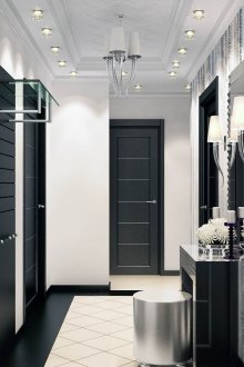 Μαύρο και άσπρο πάτωμα στο διάδρομο