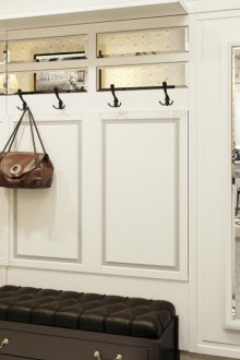 Μπεζ ταπετσαρία σε ένα ασπρόμαυρο σαλόνι