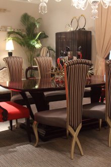 Κομψά έπιπλα από κεράσι για την τραπεζαρία