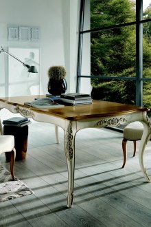 Κλασικά έπιπλα από κεράσι για ένα γραφείο