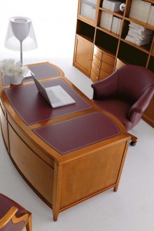 Κόκκινο-καφέ κερασιά και δερμάτινα έπιπλα στη μελέτη