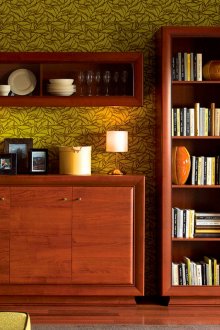 Όμορφο τοίχο κερασιού στο σαλόνι