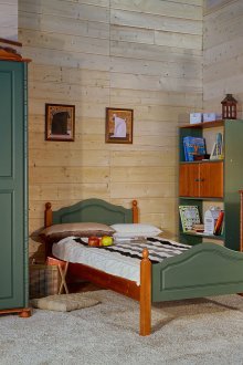 Πράσινο και καφέ έπιπλα κερασιού στο φυτώριο