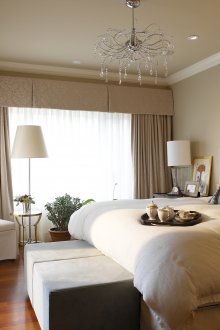 Μπεζ και λευκή νεοκλασική κρεβατοκάμαρα