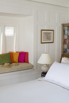 Λευκό και καφέ υπνοδωμάτιο