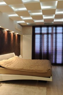 Μπεζ, λευκό και καφέ στο υπνοδωμάτιο.