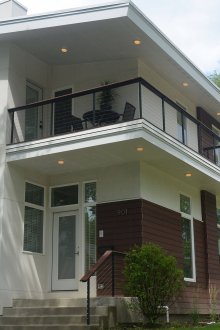 Διώροφο σπίτι με κεκλιμένη στέγη