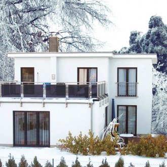 Επίπεδη στέγη ενός λευκού διώροφου σπιτιού