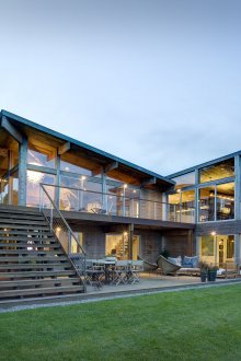 Διώροφη κατοικία με οροφή