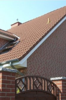 Τούβλο σπίτι με μεγάλη σοφίτα στέγη