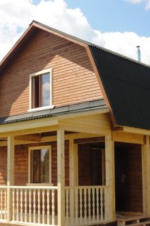 Πατάρι στέγη ενός μικρού σπιτιού