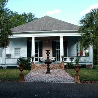 Σπίτι με στέγη σκηνής