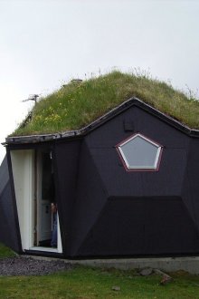 Μικρό σπίτι με θολωτή στέγη με βότσαλο