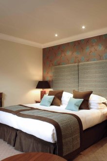 Καφέ, μπεζ και λευκά χρώματα στο υπνοδωμάτιο.