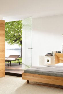 Καφέ και άσπρο οικολογικό υπνοδωμάτιο