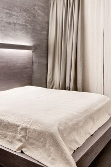 Μινιμαλιστικό μπεζ και καφέ υπνοδωμάτιο