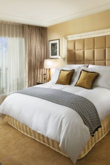 Κίτρινο τόνους σε μια λευκή και μπεζ κρεβατοκάμαρα