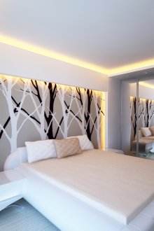 Σχεδιάστε λευκό υπνοδωμάτιο με ταπετσαρία φωτογραφιών