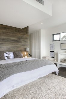 Λευκό, μπεζ, γκρι και καφέ χρώματα στο εσωτερικό ενός μοντέρνου υπνοδωματίου