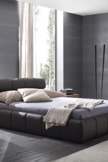 Μικρό και γκρίζο μινιμαλιστικό υπνοδωμάτιο