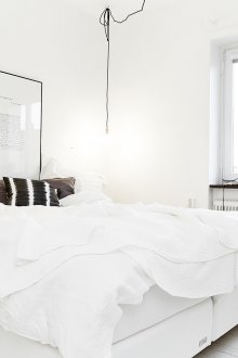 Μαύρο και άσπρο υπνοδωμάτιο σκανδιναβικού στυλ