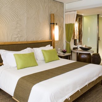 Λευκό, μπεζ, πράσινο και καφέ χρώματα στο υπνοδωμάτιο σε οικολογικό στιλ