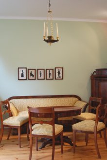 Αντίκες από κερασιά στο καθιστικό