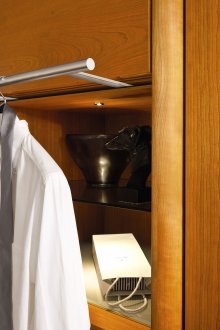 Ντουλάπα στην κρεβατοκάμαρα από κερασιά