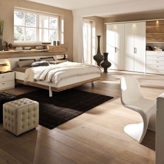 Λευκά και καφέ έπιπλα κερασιού στο υπνοδωμάτιο