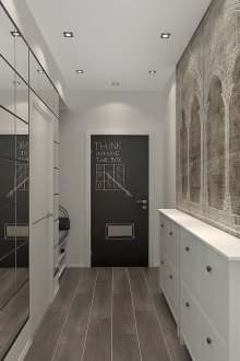 Στενή τουαλέτα σε ένα ασπρόμαυρο διάδρομο