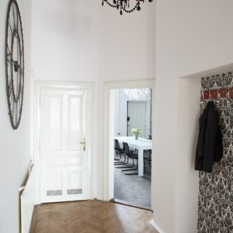 Μαύρος πολυέλαιος και ασπρόμαυρος τοίχος στο διάδρομο