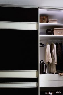 Ντουλάπα σε ένα ασπρόμαυρο διάδρομο