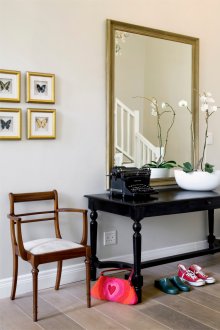 Μαύρο τραπέζι στο διάδρομο