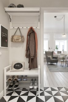 Μαύρα και άσπρα κεραμίδια στο διάδρομο