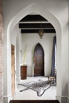 Μαύρο και άσπρο χαλί στο διάδρομο