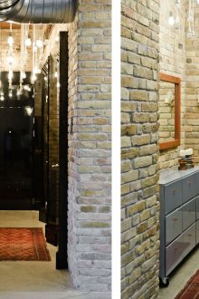 Μαύρη γυαλιστερή πόρτα στο διάδρομο