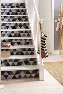 Ασπρόμαυρη σκάλα στο διάδρομο