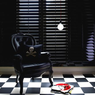 Ασπρόμαυρη σχεδίαση δαπέδων στο διάδρομο