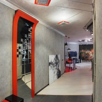 Ασπρόμαυρο διάδρομο με κόκκινους τόνους