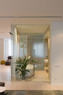 Γυάλινο χώρισμα μεταξύ του καθιστικού και του μπάνιου