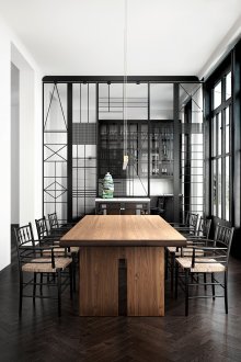 Γυάλινο χώρισμα στο εσωτερικό μιας σύγχρονης κουζίνας