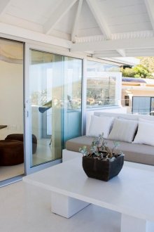 Γυάλινη πόρτα στη βεράντα