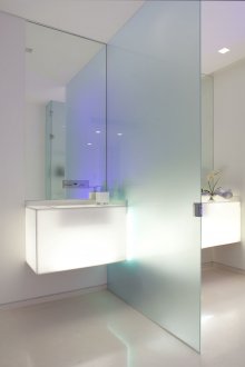 Διαχωριστικό από παγωμένο γυαλί στο μπάνιο