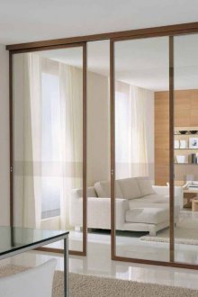 Γυάλινες πόρτες στο σαλόνι