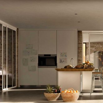 Οι γυάλινες πόρτες σε ένα φωτεινό εσωτερικό