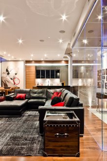 Γυάλινο χώρισμα μεταξύ του καθιστικού και της μελέτης