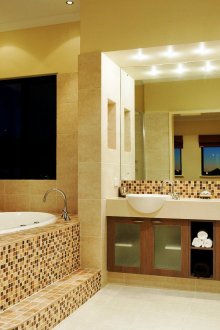 Μπεζ και καφέ μωσαϊκό σε μπεζ μπεζ.