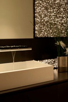 Χρυσή διακόσμηση τοίχων μπάνιου