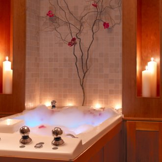 Διακόσμηση του μπάνιου με κεριά και σακούρα